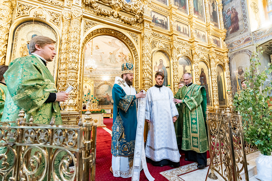Божественная литургия и вечерня с чтением коленопреклонных молитв в Троицком кафедральном соборе Подольска